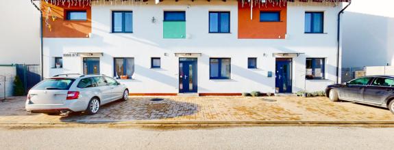 PREDAJ, 4 izbový dom v trojdome so záhradou, lokalita Píniová alej.