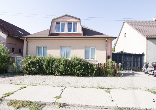 PREDAJ, 2 rodinné domy na spoločnom pozemku, na ul. Dlhá, Stupava