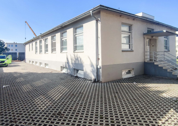 PREDAJ, Kancelársko skladová budova s parkovaním, Stupava, výmera 492 m2
