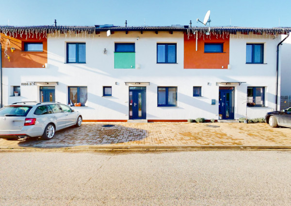 PREDAJ, 4 izbový dom v trojdome so záhradou, lokalita Píniová alej.