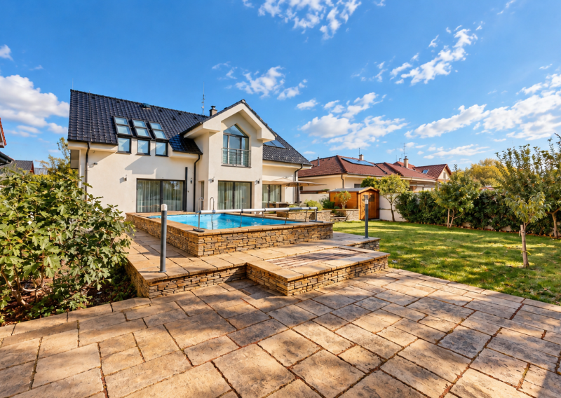 NA PRENÁJOM: Luxusný a technologicky nadštandardný 6-izbový rodinný dom s bazénom – Stupava, Krajná ul.