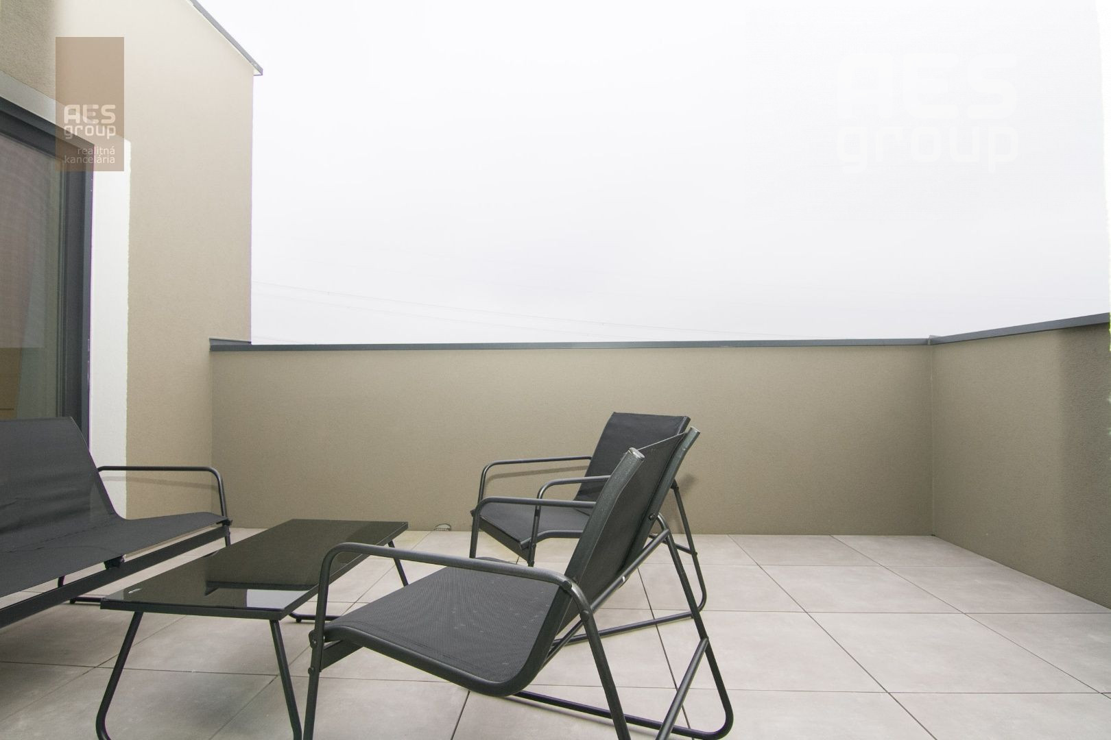 PRENÁJOM, zariadený 2 izbový byt v TOP štandarde s veľkou terasou a parkovacím státím