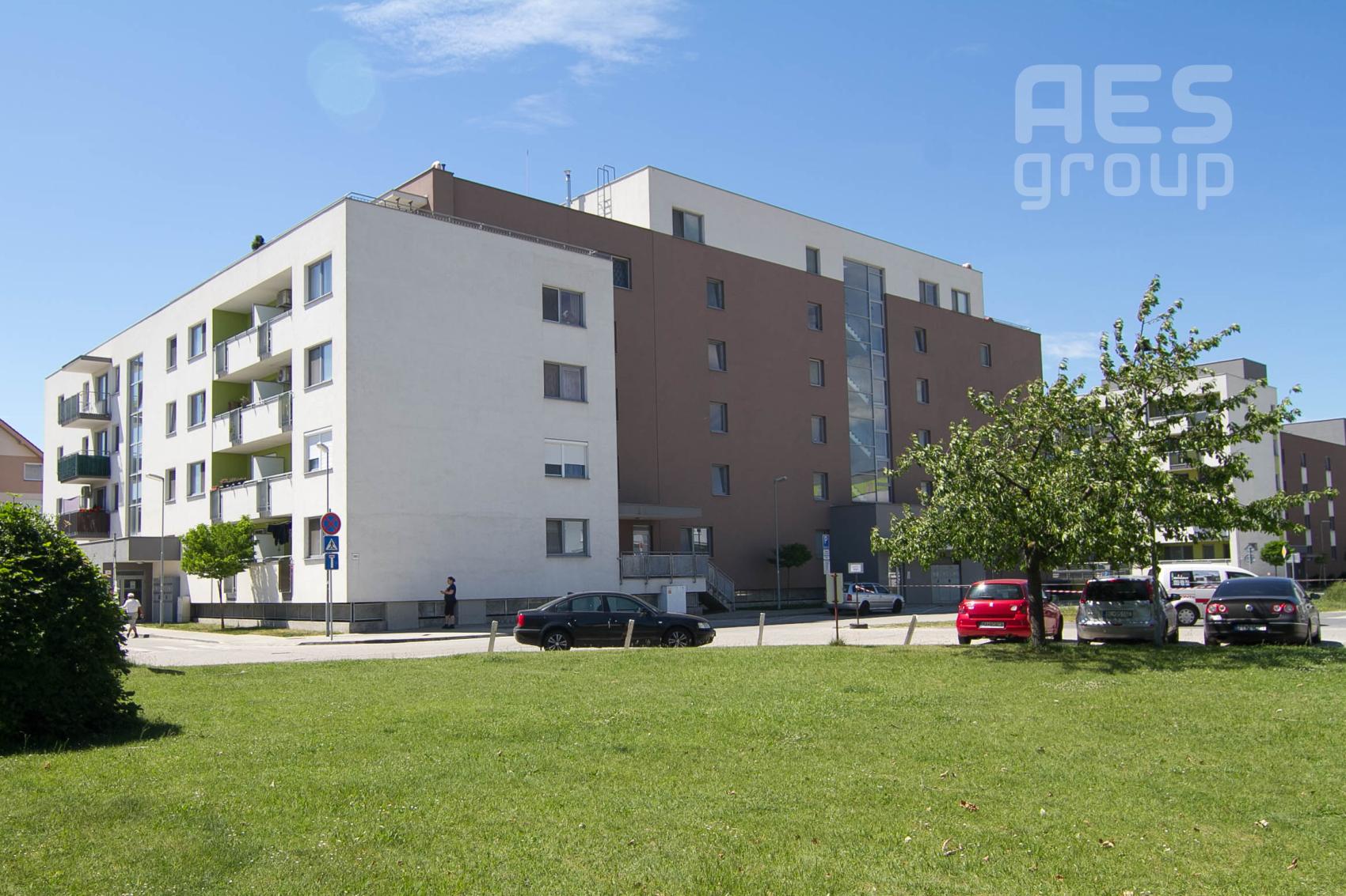 PRENÁJOM, 2 izbový byt s vnútorným parkovacím státím, ul. Cementárenská, Stupava