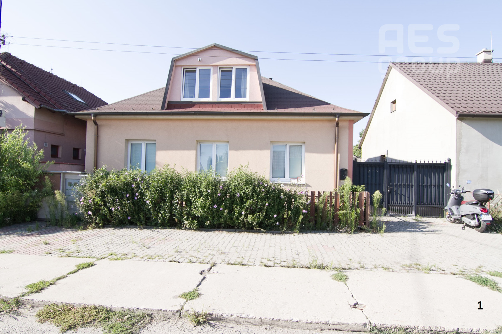 PREDAJ,  2 rodinné domy na spoločnom pozemku, na ul. Dlhá, Stupava