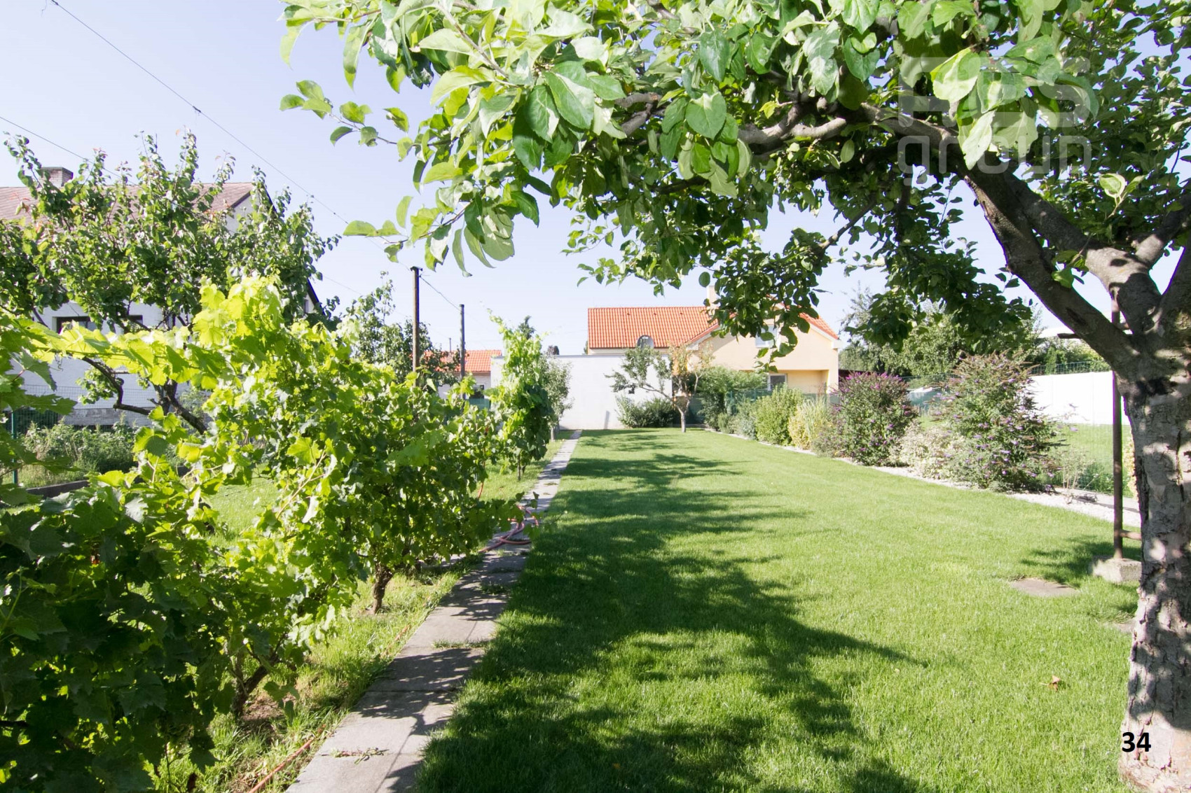 PREDAJ,  2 rodinné domy na spoločnom pozemku, na ul. Dlhá, Stupava