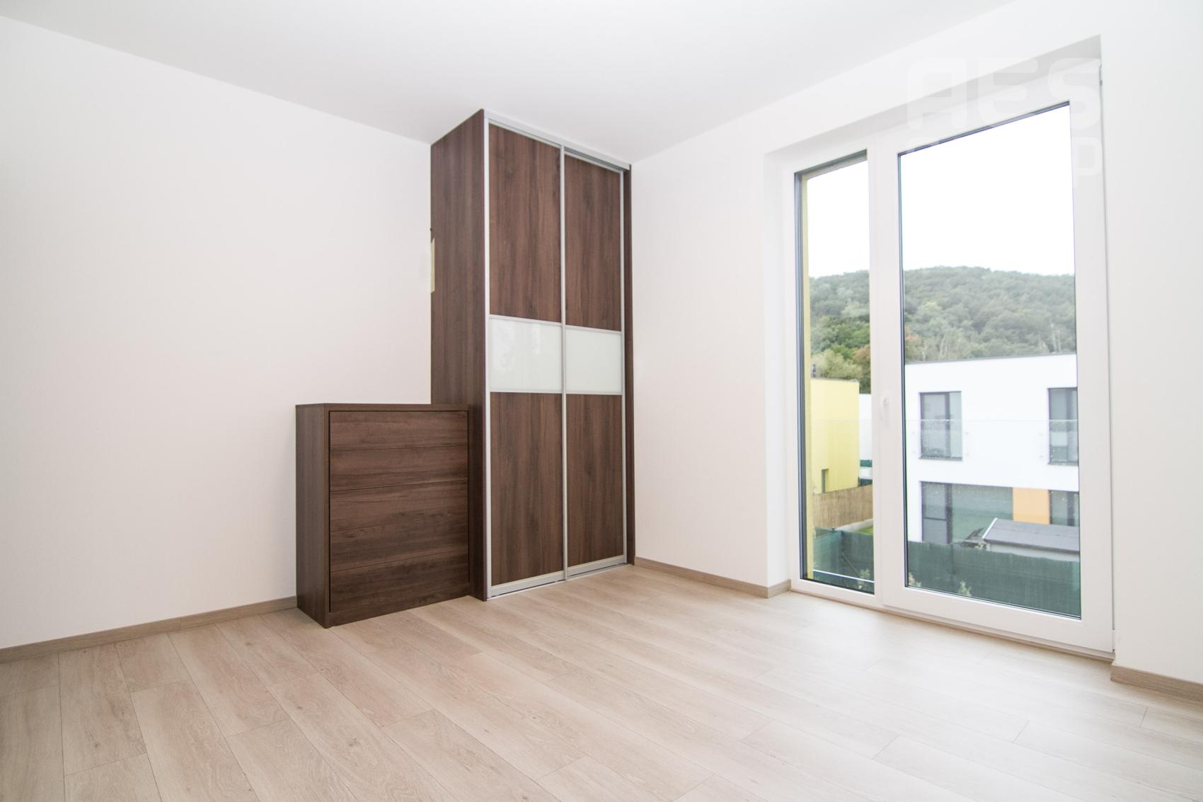 PRENÁJOM 4 izbový byt so záhradkou a parkovaním, Stupava