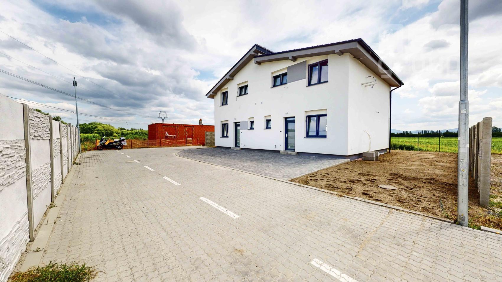 PREDAJ, 4 izbový mezonetový dom v dvojdome v top štandarde, lokalita Nová Alej Martina Benku, Kostolište.