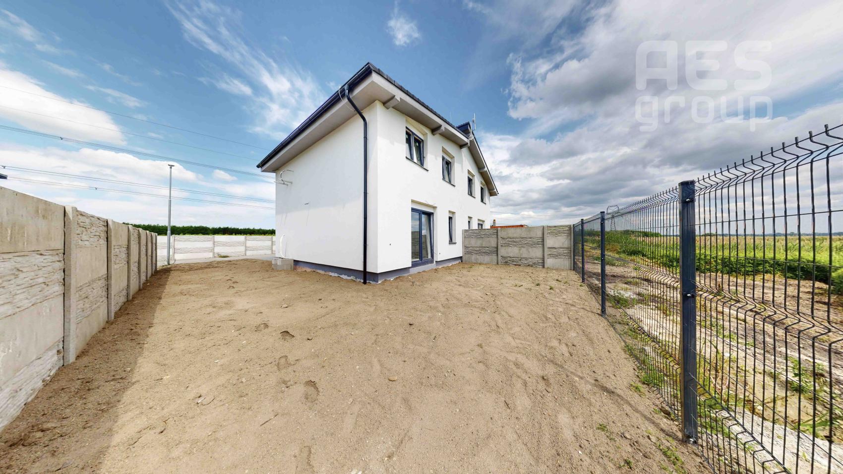 PREDAJ, 4 izbový mezonetový dom v dvojdome v top štandarde, lokalita Nová Alej Martina Benku, Kostolište.