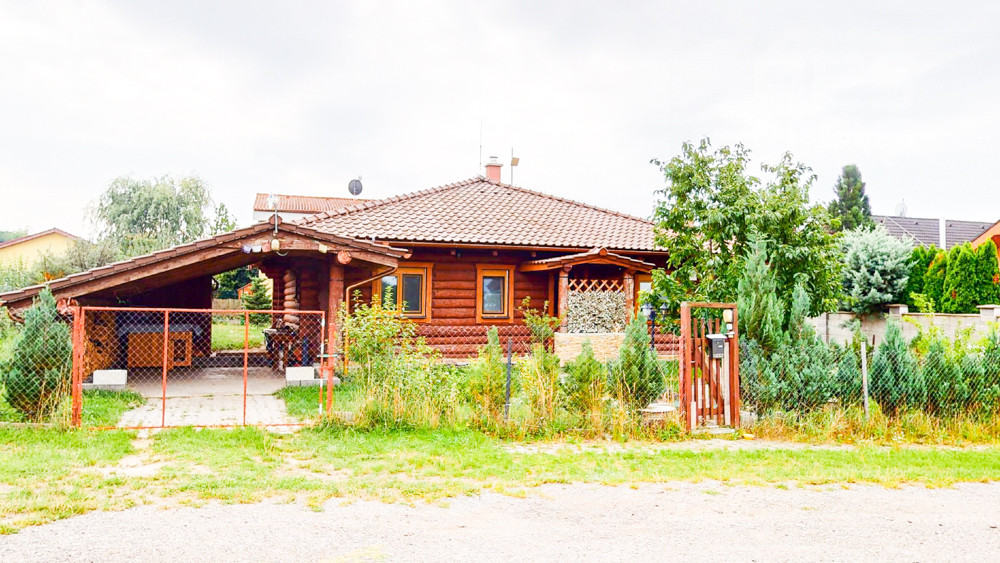 PREDAJ, 3 izbový zrubový dom so záhradou, ul. Brezová, Stupava
