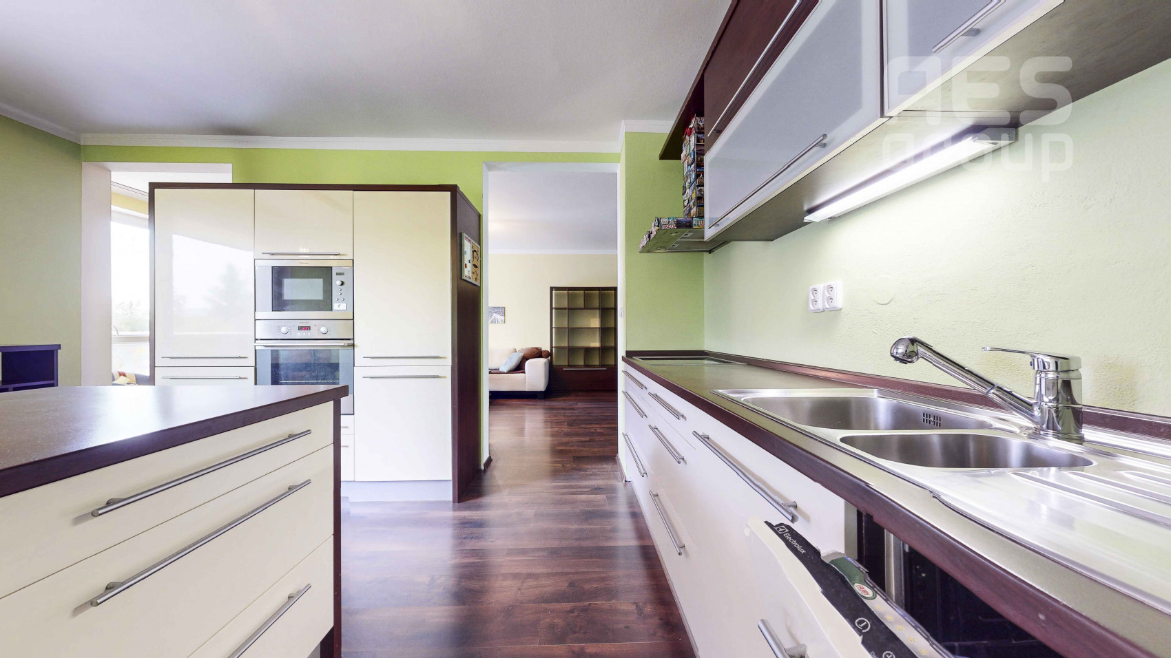 REZERVOVANÉ, PREDAJ, 3 izbový byt s priestrannou terasou a parkovacím státím, ul. Bočná, Stupava