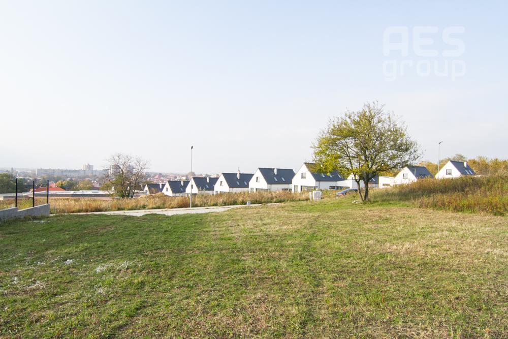 PREDAJ, POZEMOK 678 m2, UL. PÚPAVOVA, STUPAVA