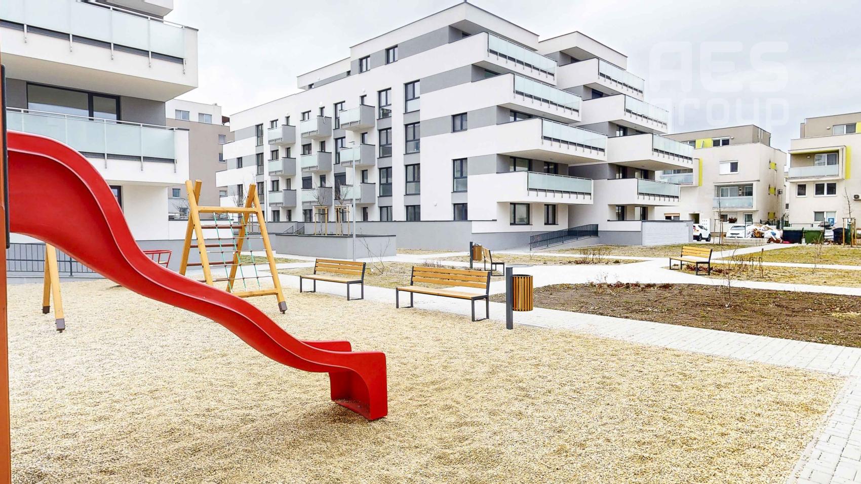 REZERVOVANÉ, PRENÁJOM, 2 izbový byt s vnútorným parkovacím státím a balkónom, Projekt Noemis, ul. Cementárenská, Stupava