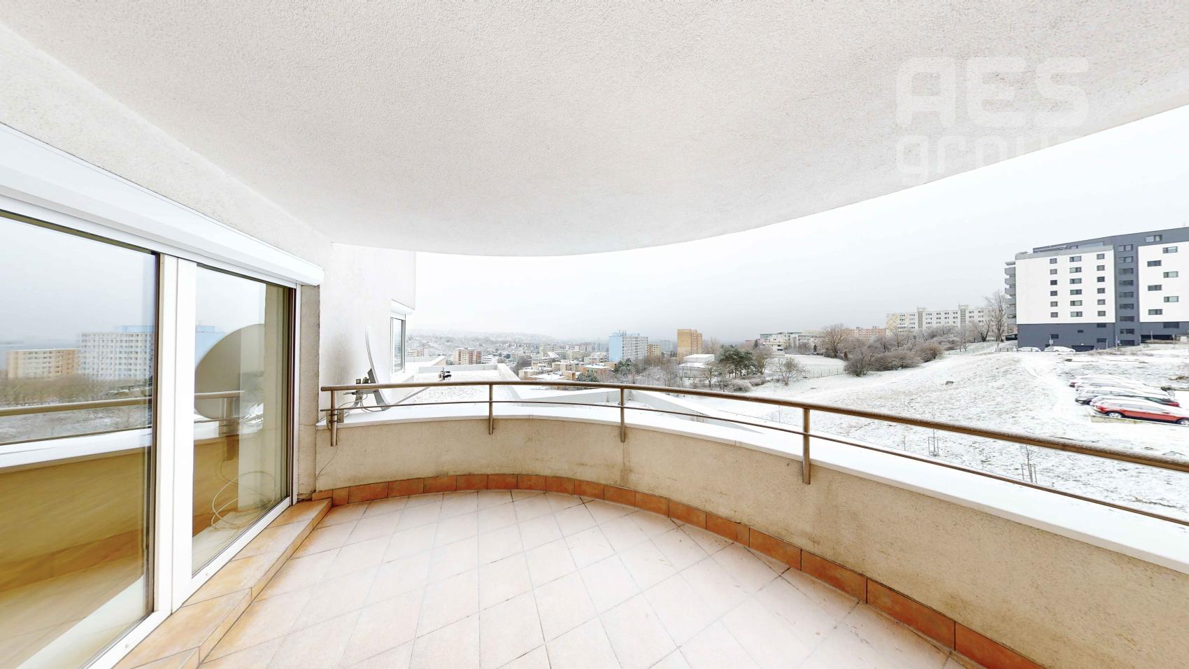 REZERVOVANÉ, PREDAJ, 5i byt s veľkou terasou a balkónom, ul. Jána Stanislava, Karlova Ves