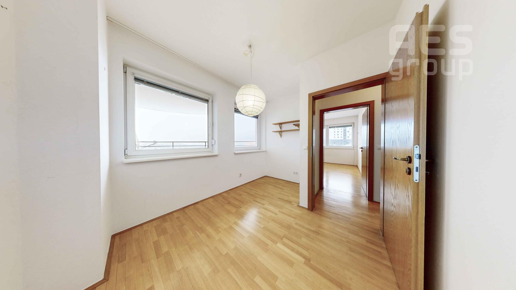 REZERVOVANÉ, PREDAJ, 5i byt s veľkou terasou a balkónom, ul. Jána Stanislava, Karlova Ves