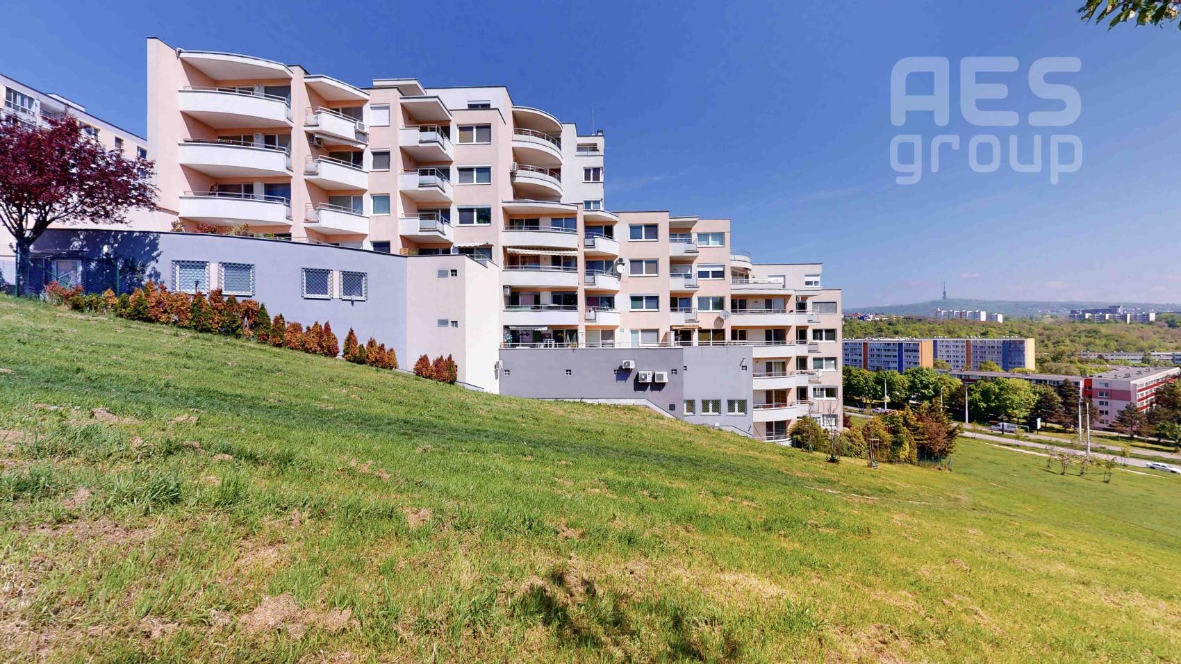 REZERVOVANÉ, PREDAJ, 5i byt s veľkou terasou a balkónom, ul. Jána Stanislava, Karlova Ves