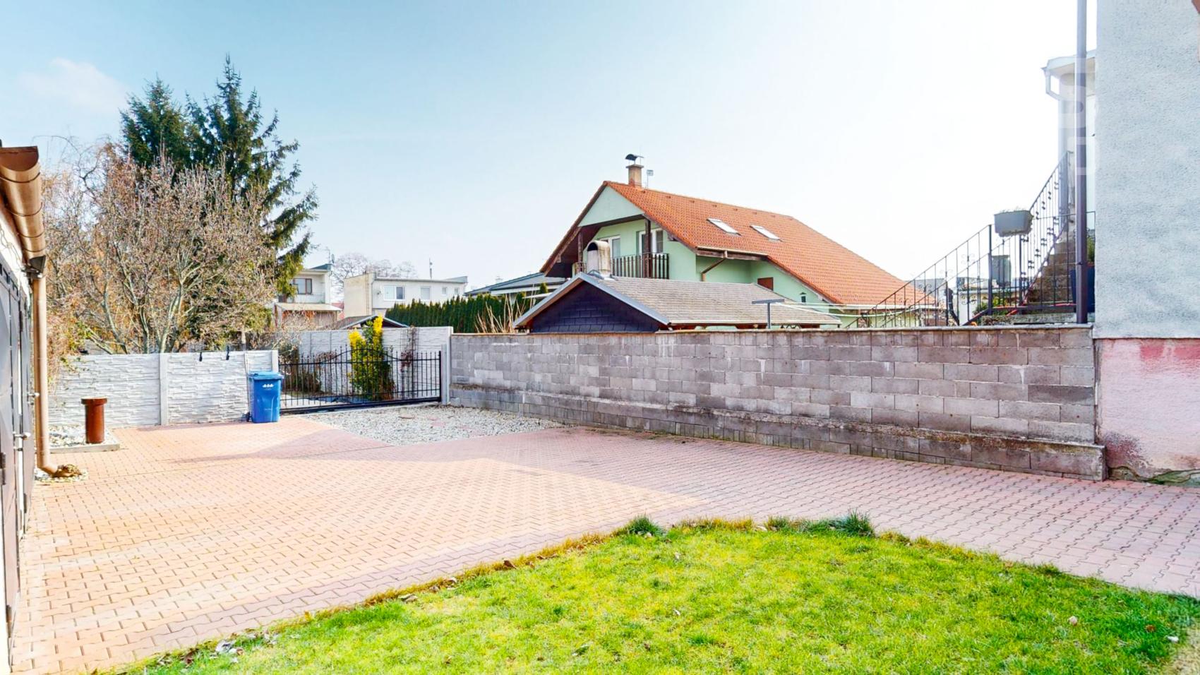 PREDAJ, dvojgeneračný rodinný dom s veľkým pozemkom v obci Vysoká pri Morave