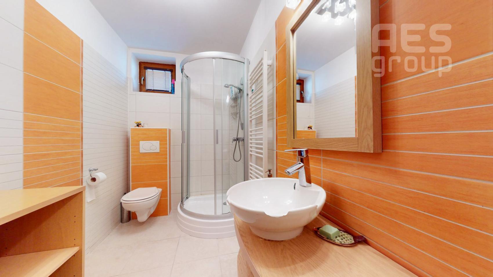 PREDAJ, 5 izbový rodinný dom s veľkým pozemkom v obci Láb.