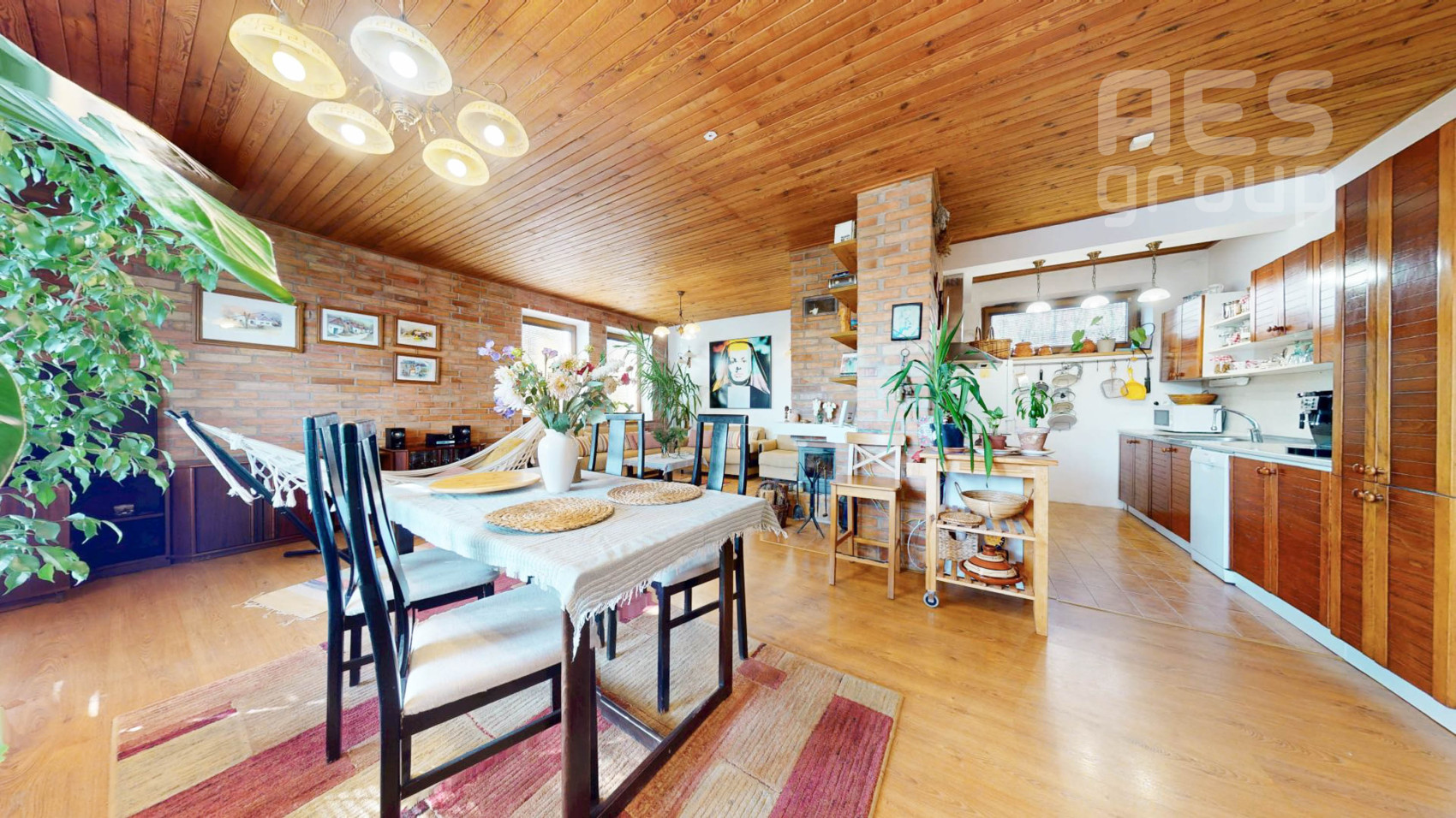 PREDAJ, 5 izbový rodinný dom s veľkým pozemkom v obci Láb.