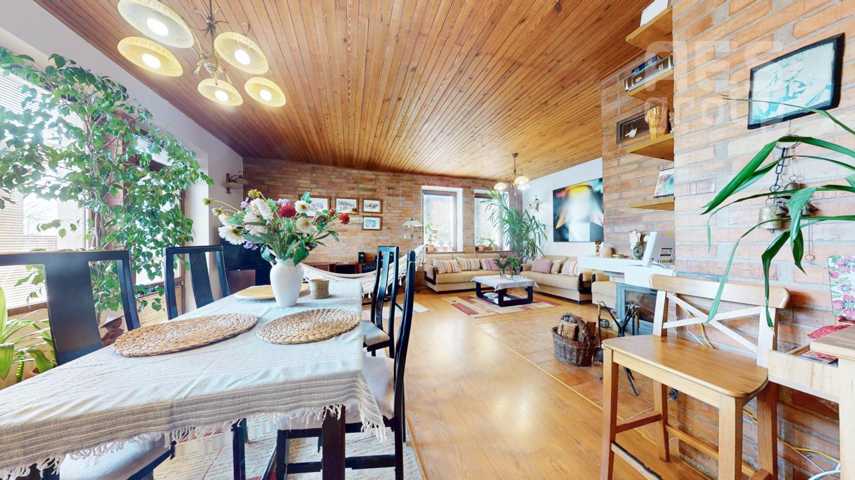 PREDAJ, 5 izbový rodinný dom s veľkým pozemkom v obci Láb.