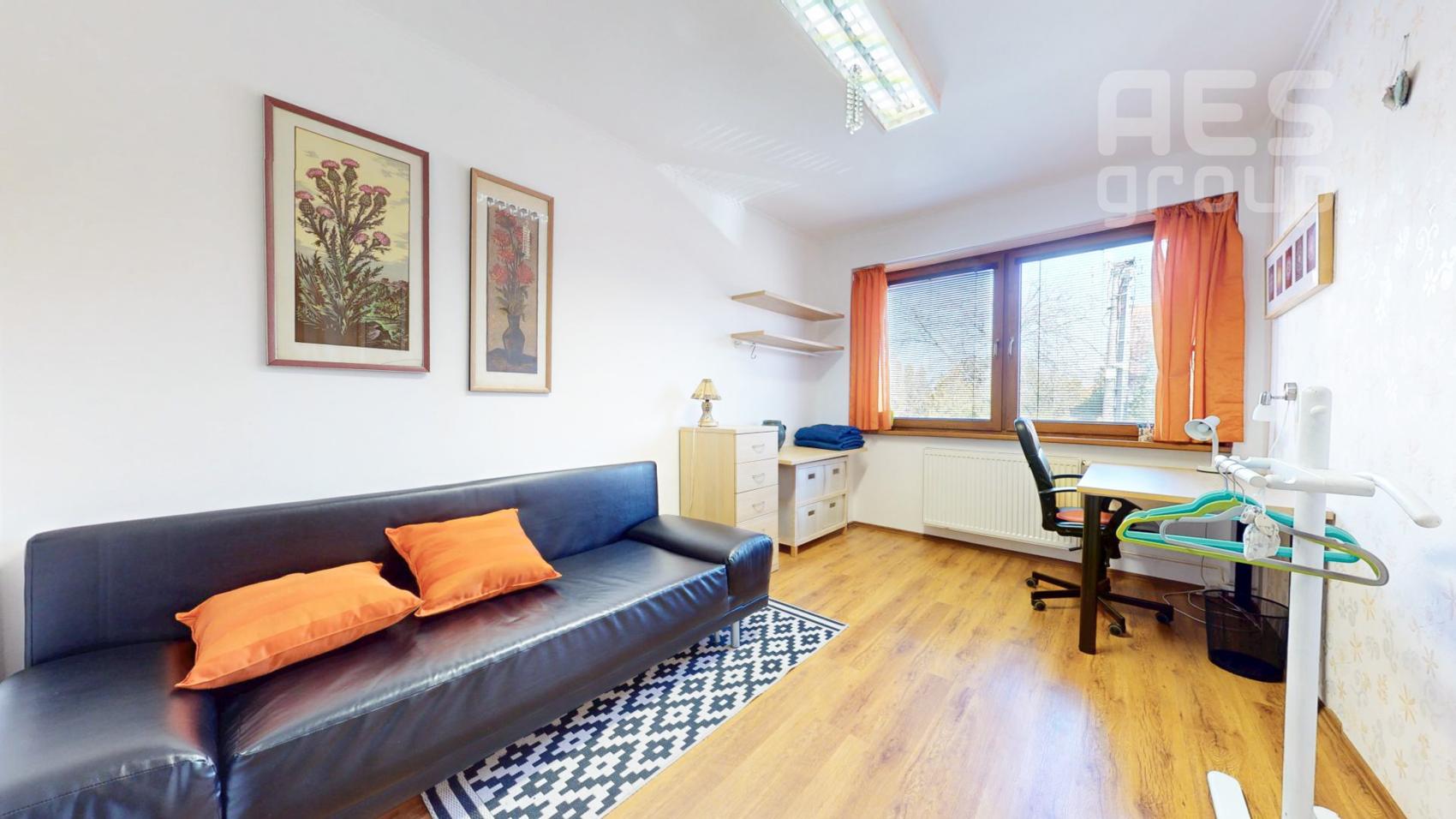 PREDAJ, 5 izbový rodinný dom s veľkým pozemkom v obci Láb.