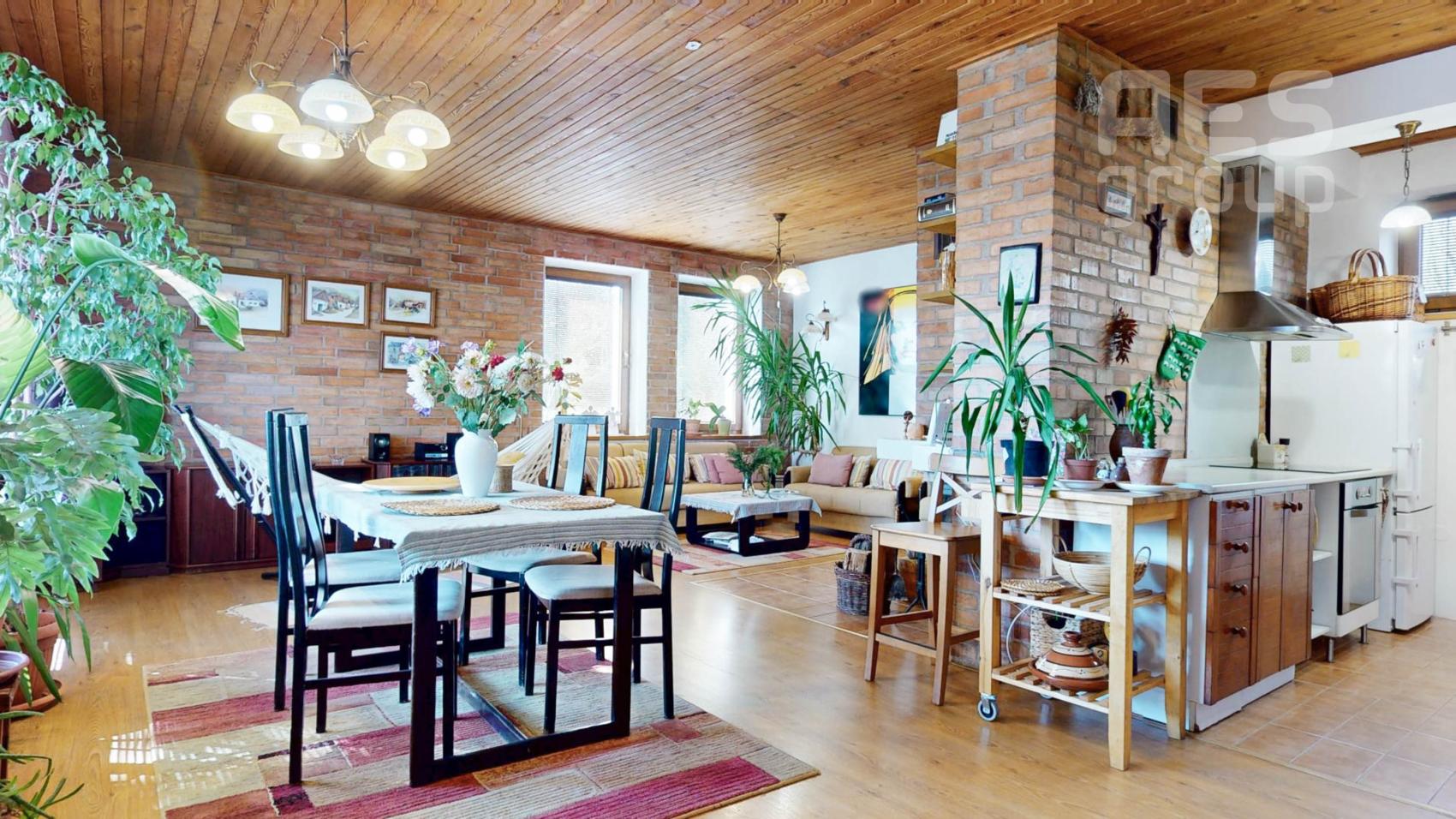 PREDAJ, 5 izbový rodinný dom s veľkým pozemkom v obci Láb.