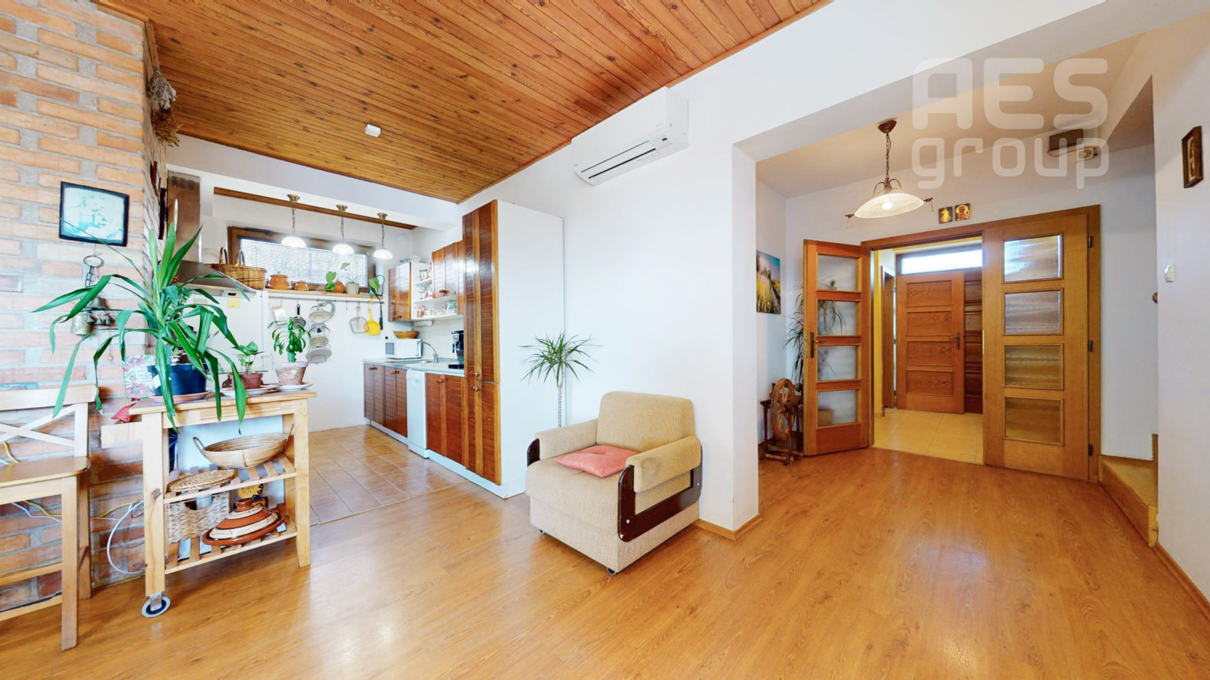 PREDAJ, 5 izbový rodinný dom s veľkým pozemkom v obci Láb.