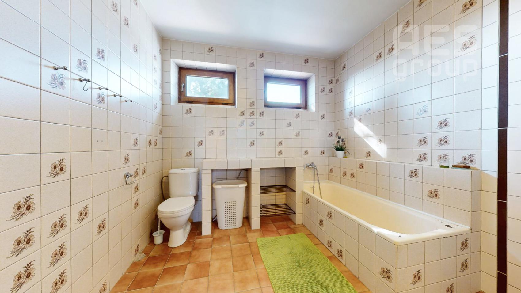 PREDAJ, 5 izbový rodinný dom s veľkým pozemkom v obci Láb.