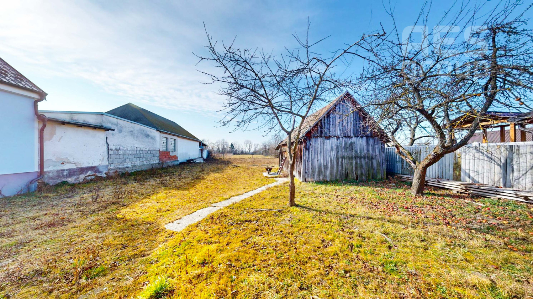 PREDAJ, rodinný dom s veľkým pozemkom v obci Kuchyňa