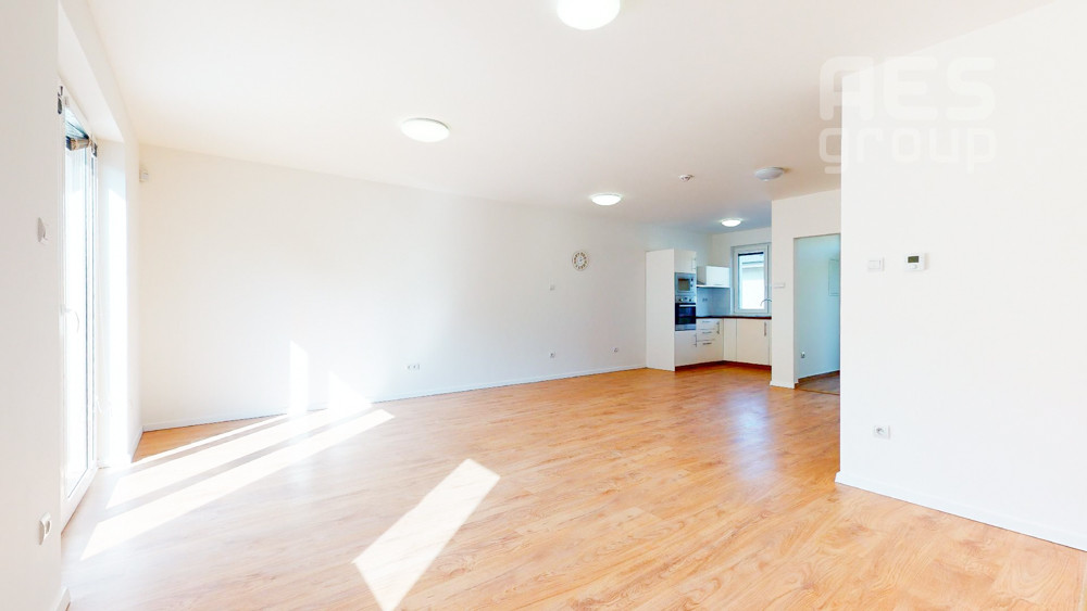 PREDAJ, 4 izbový dom v trojdome so záhradou, lokalita Píniová alej.