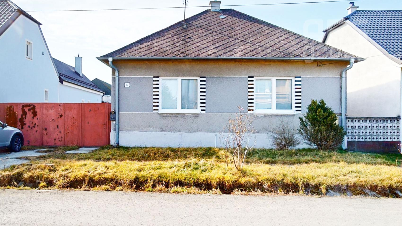 PREDAJ, rodinný dom s veľkým pozemkom v obci Kuchyňa