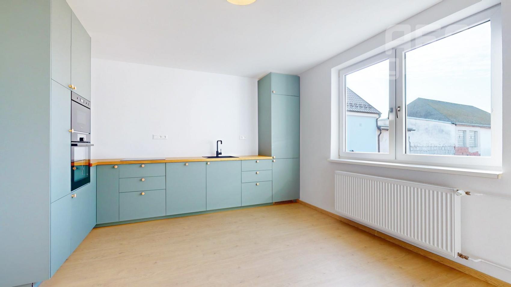 PREDAJ, rodinný dom s veľkým pozemkom v obci Kuchyňa