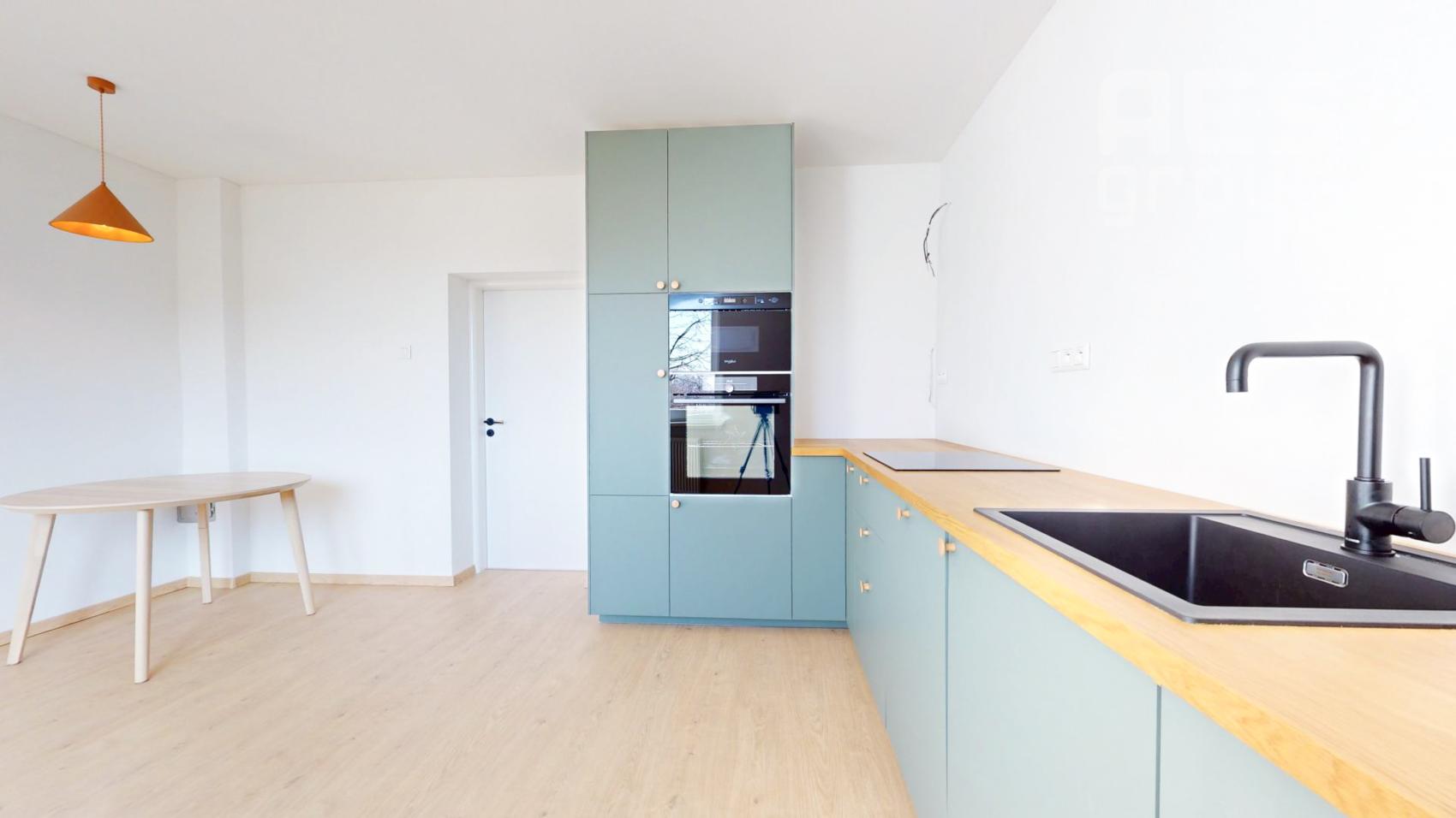 PREDAJ, rodinný dom s veľkým pozemkom v obci Kuchyňa