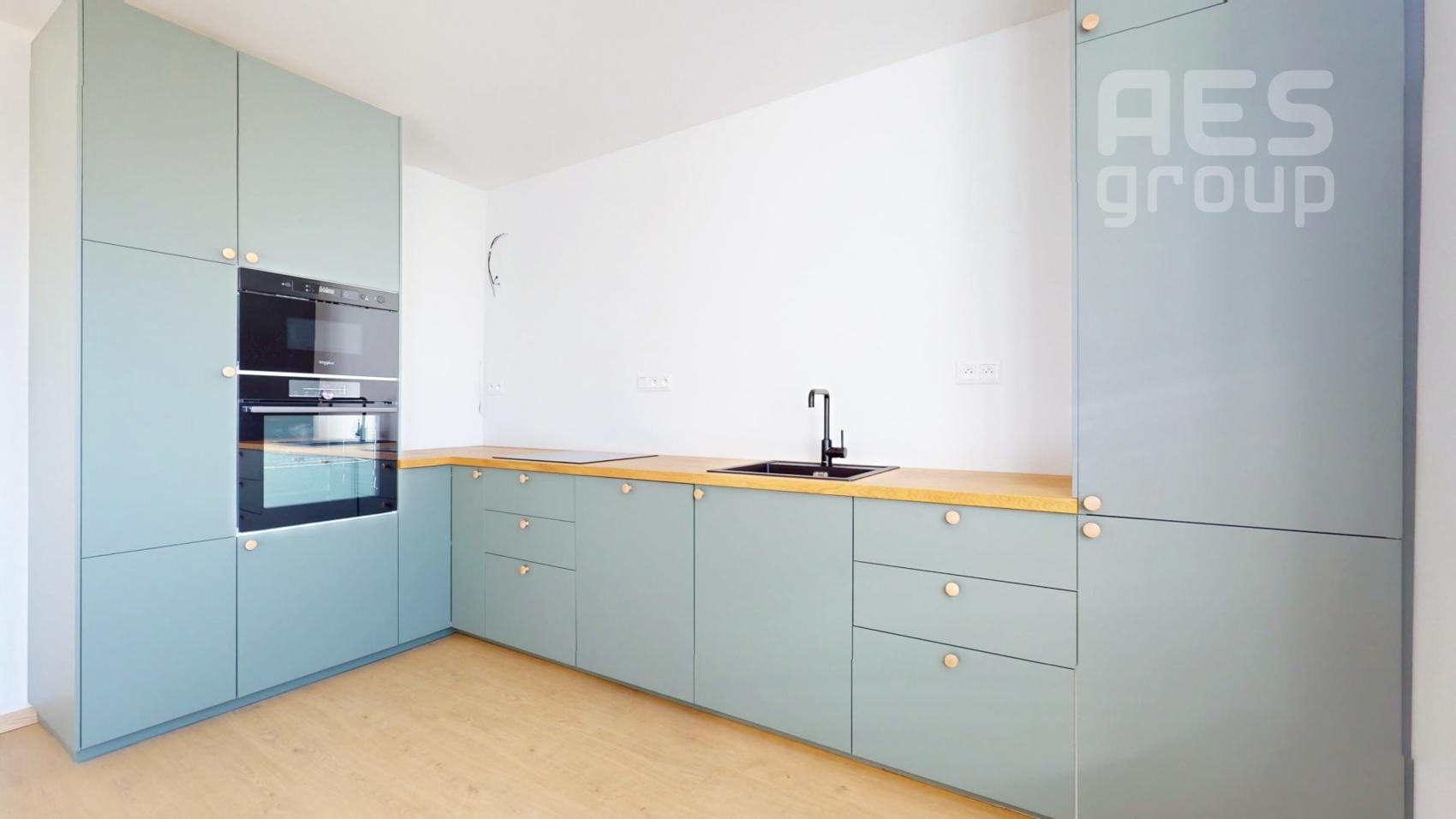 PREDAJ, rodinný dom s veľkým pozemkom v obci Kuchyňa