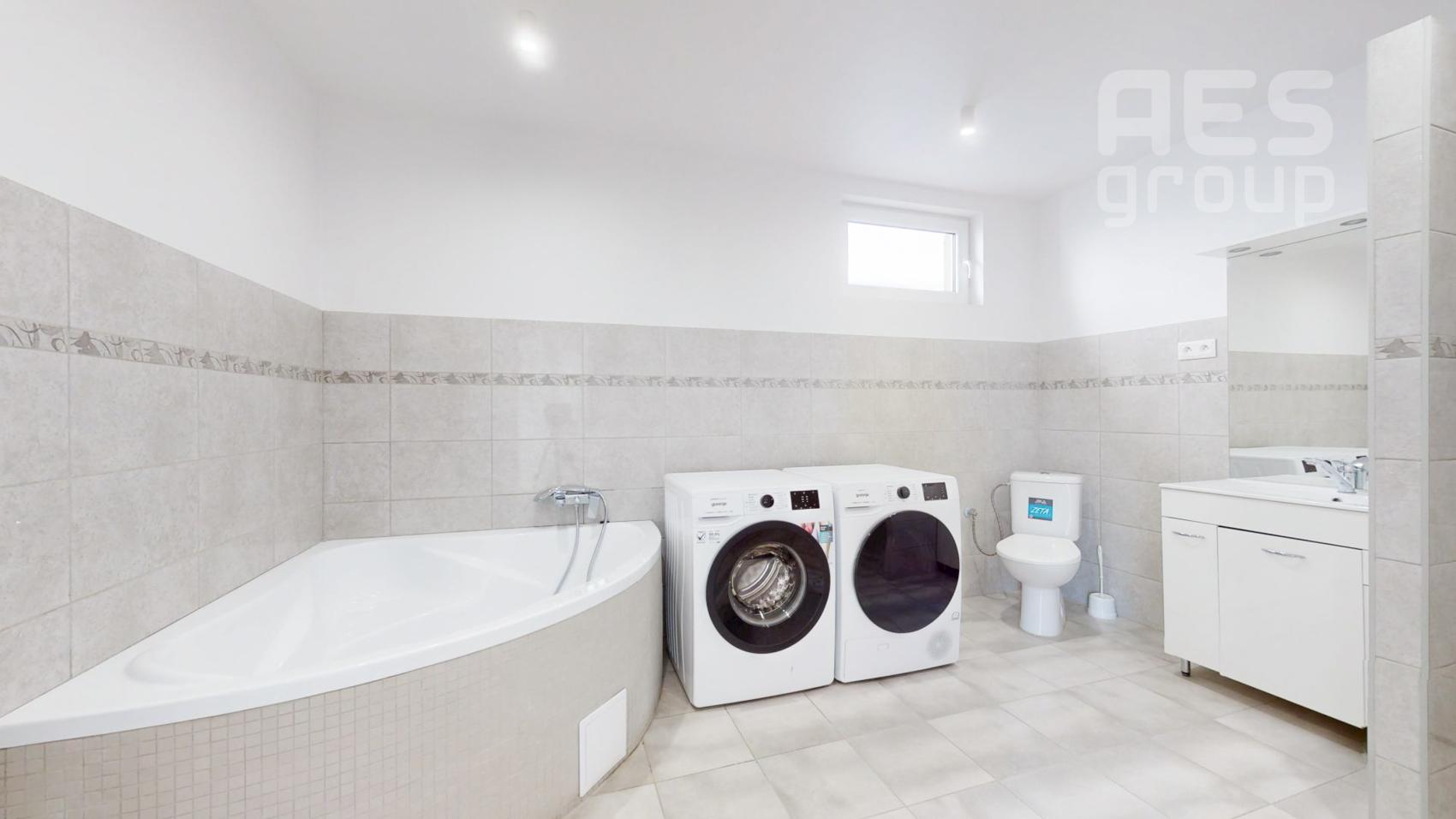 PREDAJ, rodinný dom s veľkým pozemkom v obci Kuchyňa