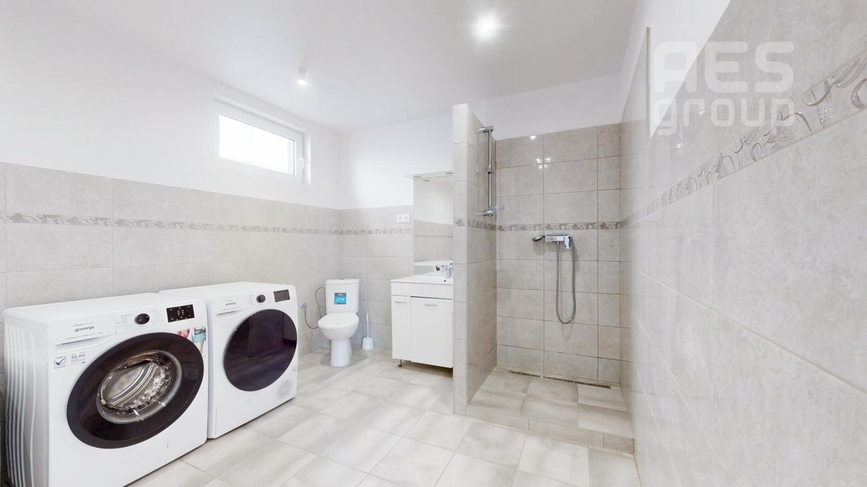 PREDAJ, rodinný dom s veľkým pozemkom v obci Kuchyňa