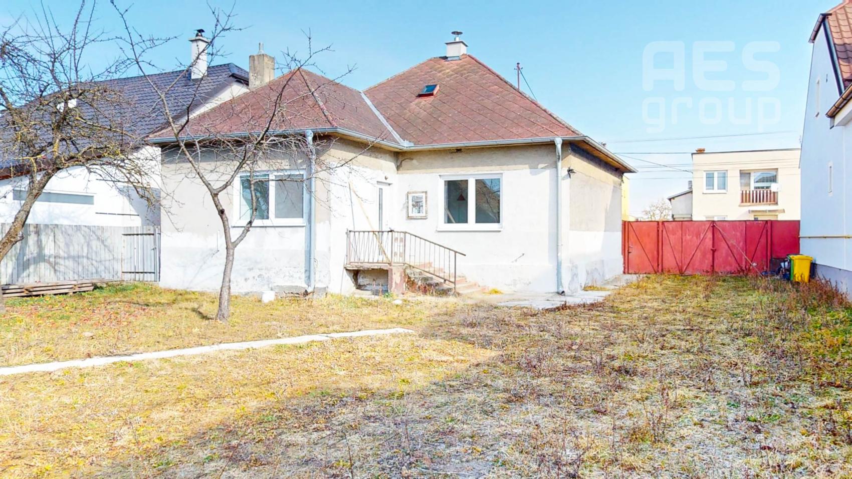 PREDAJ, rodinný dom s veľkým pozemkom v obci Kuchyňa