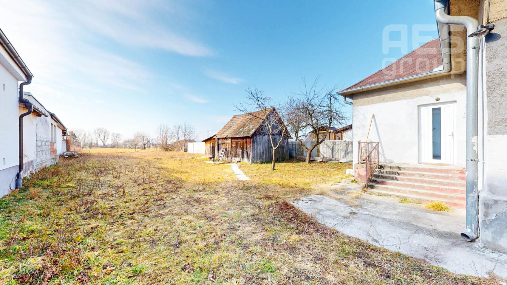 PREDAJ, rodinný dom s veľkým pozemkom v obci Kuchyňa