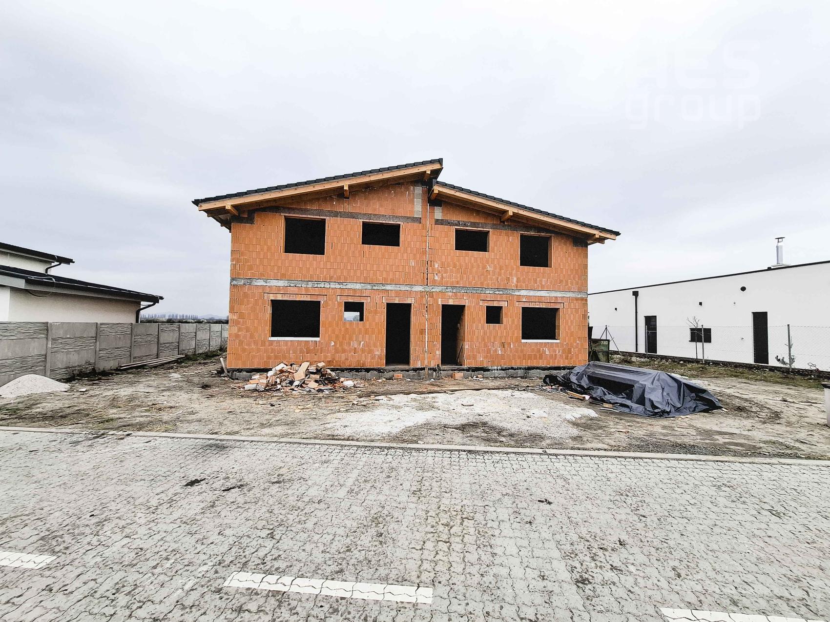 EXKLUZÍVNY PREDPREDAJ, 5 izbový mezonetový dom v dvojdome, lokalita Nová Alej Martina Benku, Kostolište.