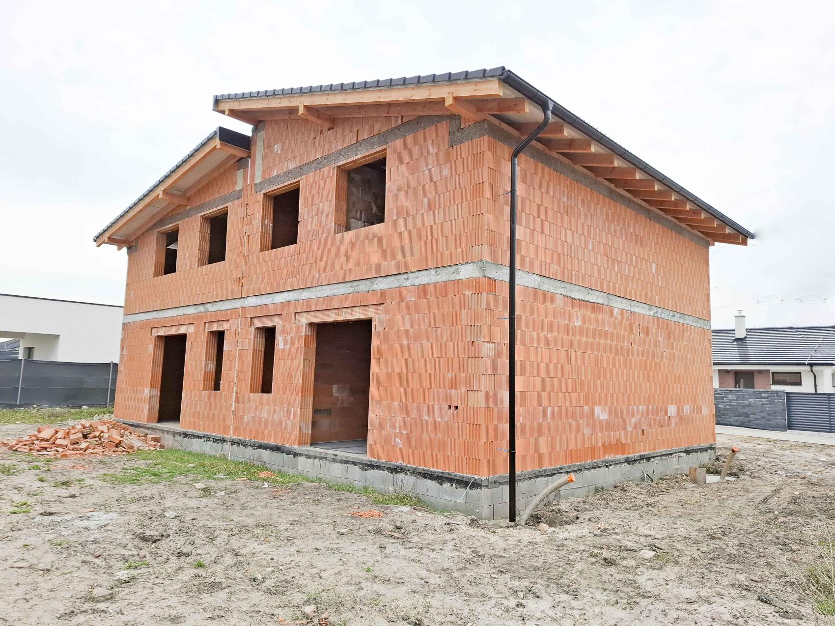 EXKLUZÍVNY PREDPREDAJ, 5 izbový mezonetový dom v dvojdome, lokalita Nová Alej Martina Benku, Kostolište.