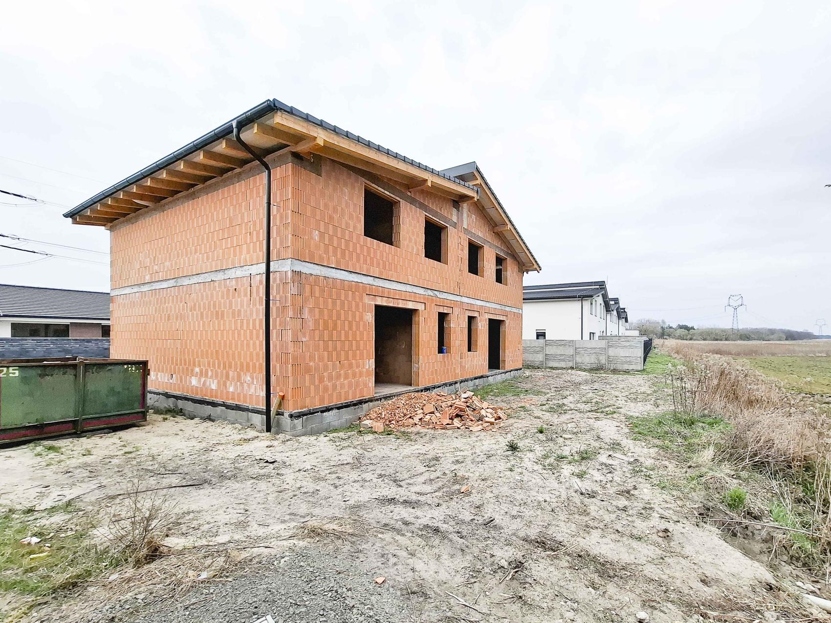 EXKLUZÍVNY PREDPREDAJ, 5 izbový mezonetový dom v dvojdome, lokalita Nová Alej Martina Benku, Kostolište.