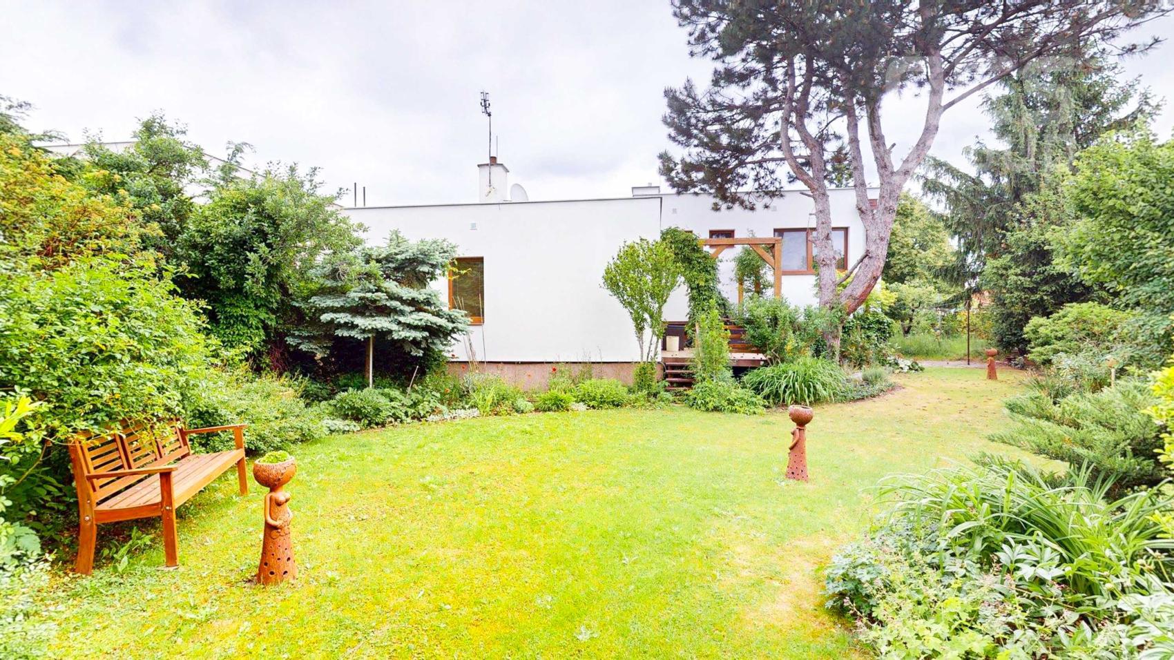 PREDAJ, 5 izbový rodinný dom s veľkým pozemkom v obci Láb.