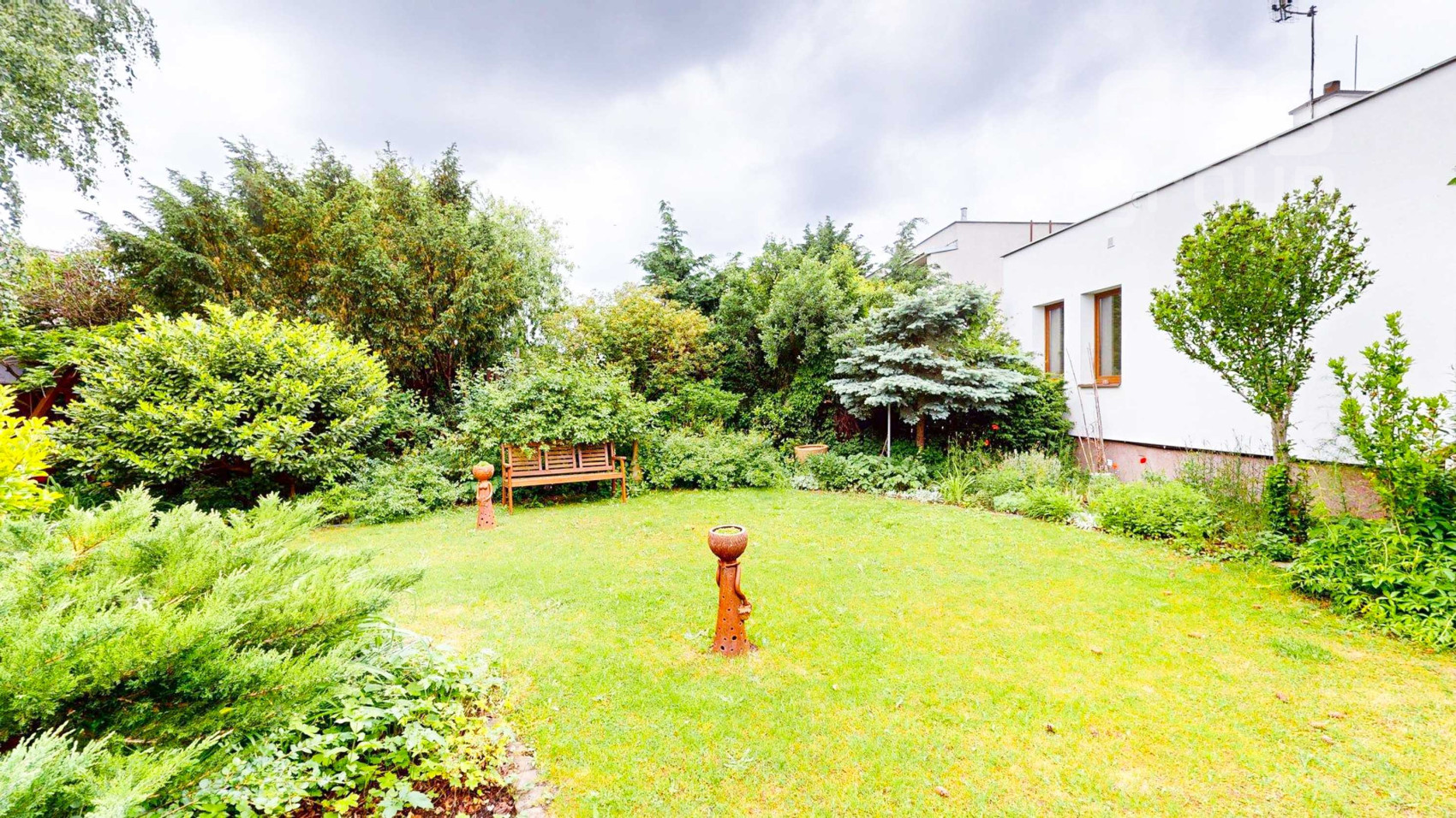 PREDAJ, 5 izbový rodinný dom s veľkým pozemkom v obci Láb.