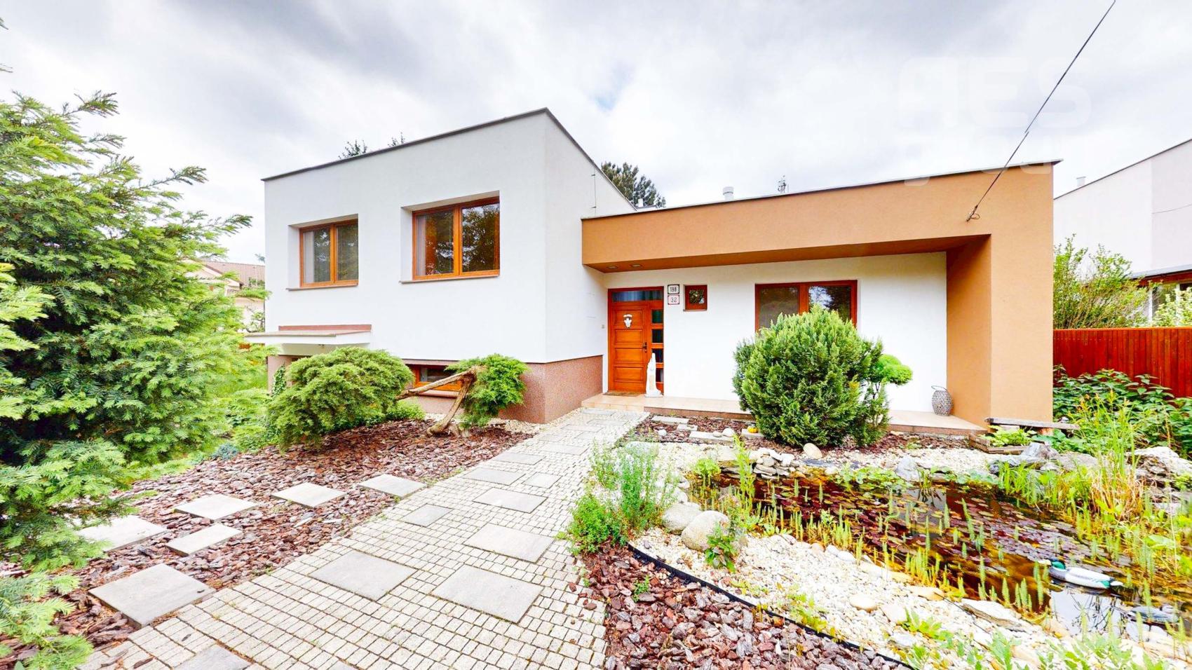 PREDAJ, 5 izbový rodinný dom s veľkým pozemkom v obci Láb.