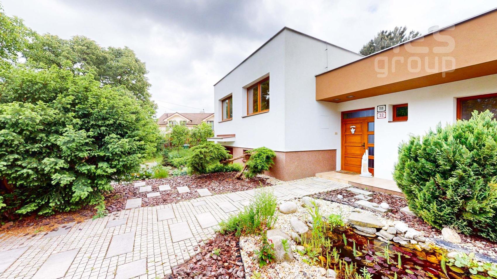 PREDAJ, 5 izbový rodinný dom s veľkým pozemkom v obci Láb.