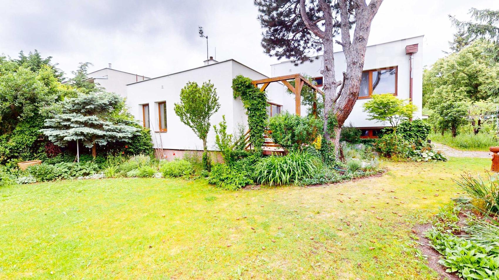 PREDAJ, 5 izbový rodinný dom s veľkým pozemkom v obci Láb.