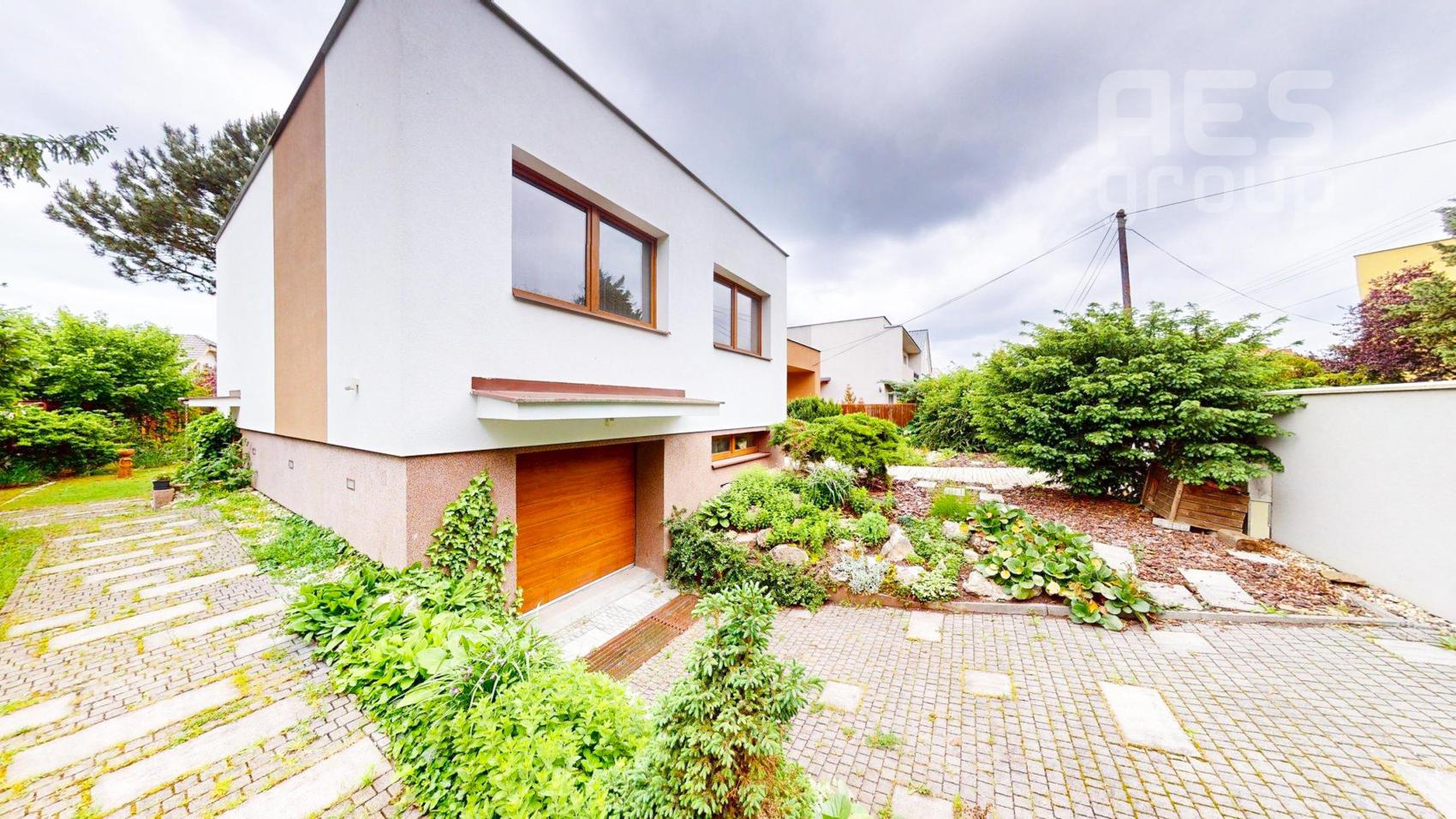 PREDAJ, 5 izbový rodinný dom s veľkým pozemkom v obci Láb.