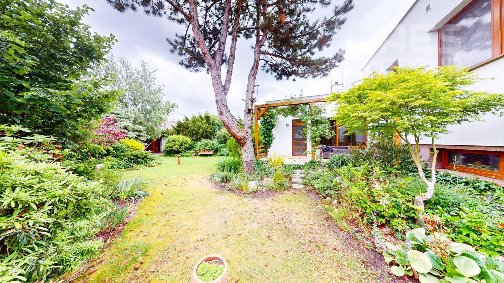 PREDAJ, 5 izbový rodinný dom s veľkým pozemkom v obci Láb.