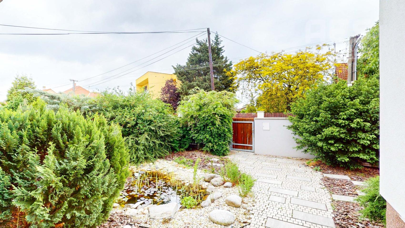 PREDAJ, 5 izbový rodinný dom s veľkým pozemkom v obci Láb.