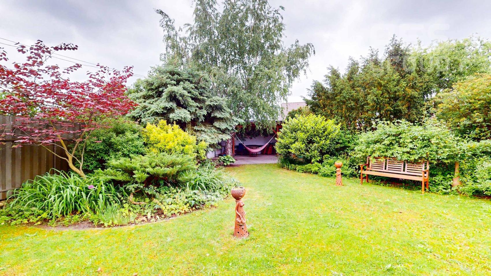 PREDAJ, 5 izbový rodinný dom s veľkým pozemkom v obci Láb.