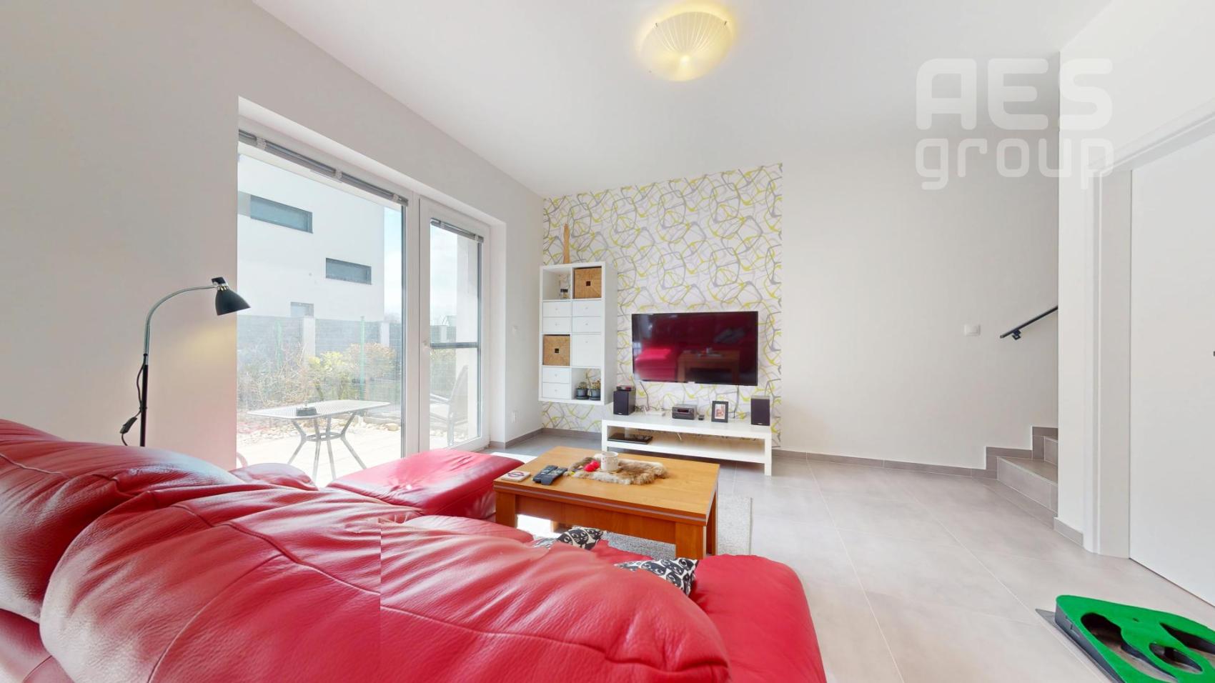 PRENÁJOM, priestranný 3 izbový mezonetový byt so záhradkou a parkovaním, Pastierska ul. Stupava